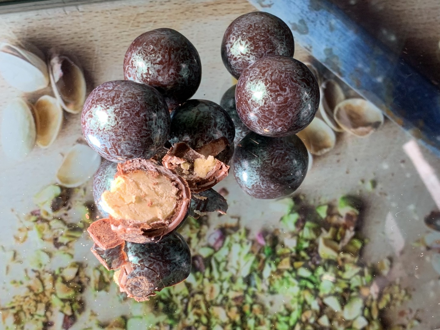 Pistachio truffle balls with amaretto taste